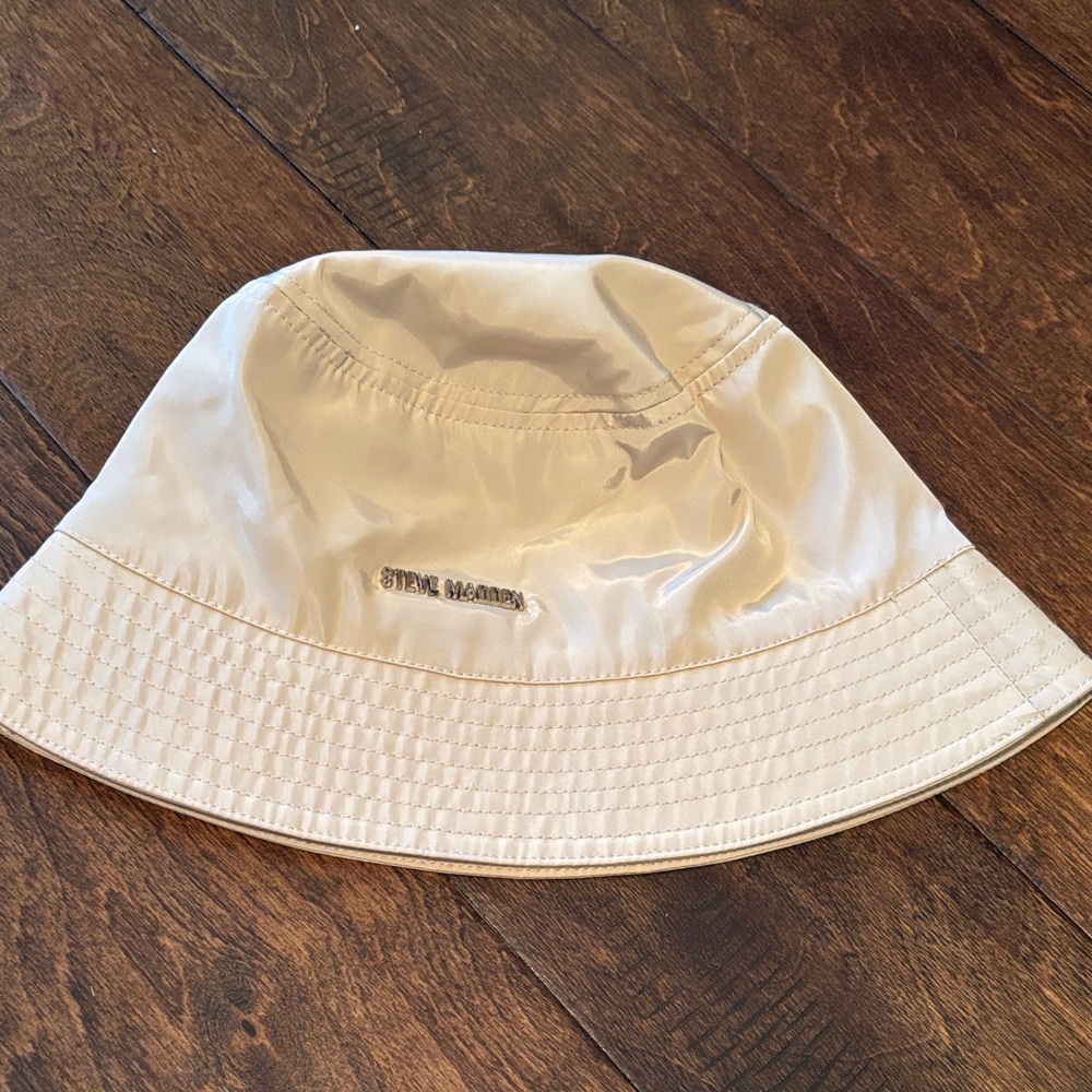 Steve Madden beige/tan Nylon Bucket/rain Hat with Logo. Like NEW